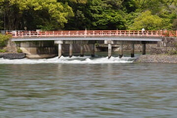 赤い橋と川
