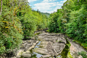 Les Brenets, le lac des Brenets, Felsen, Felswände, Doubs, Fluss, Le Locle, Ausflug, le Saut-du-Doubs, Jura, Juramassiv, Wald, Wanderweg, Sommer, Kanton Neuenburg, Schweiz