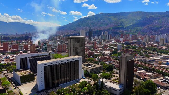 &nbsp;Video a&eacute;reo  en el que aprecia el centro de la ciudad de Medell&iacute;n, los centros administrativos, los edificios de la alcald&iacute;a de Medell&iacute;n y de la gobernaci&oacute;n de Antioquia. Tambi&eacute;n  un incendio