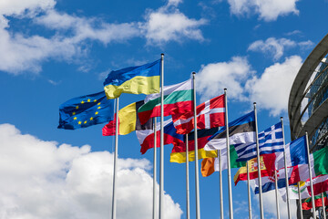Vor dem Gebäude des Europäischen Parlaments in Straßburg flattern die Flaggen der 27 EU-Mitgliedsstaaten sowie die Europafahne und die Flagge der Ukraine im kräftigen Wind.