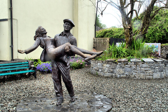  the quiet man hollywood movie statue of john wayne and maureen o hara in the village of cong western ireland. movie starred john wayne and maureen o hara