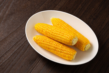 茹でたトウモロコシ