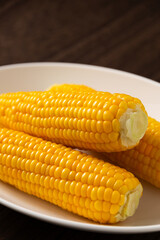 茹でたトウモロコシ