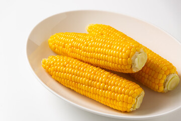 白背景に茹でたトウモロコシ