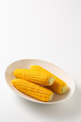 白背景に茹でたトウモロコシ