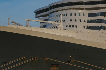Naklejka premium Legendary luxury ocean liner Queen Mary 2 cruiseship cruise ship at Steinwerder terminal in Hamburg port, Germany on sunny day