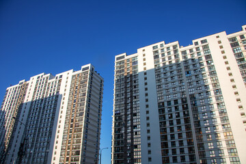 Obraz premium A long row of tall buildings set against a clear blue sky