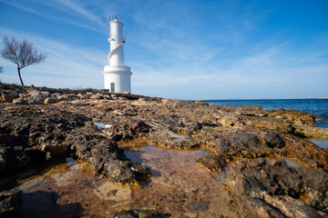 Formentera, faro de la Savina, en el puerto  de la isla, fotografiado en marea baja