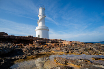 Formentera, faro de la Savina, en el puerto  de la isla, fotografiado en marea baja
