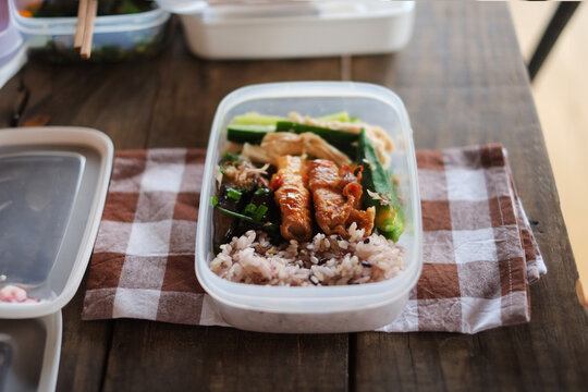 タッパーにお弁当