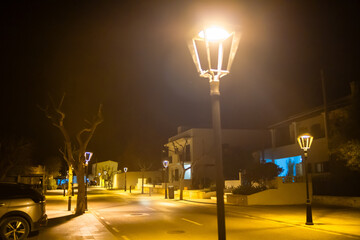 Formentera: pueblo Pilar de la Mola de noche con la iluminaci&oacute;n nocturna. Calle