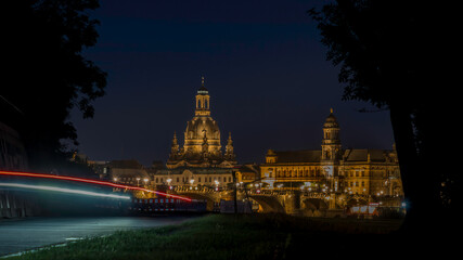 Aufnahme der Frauenkirche in Dresden mit Lichteffekten.