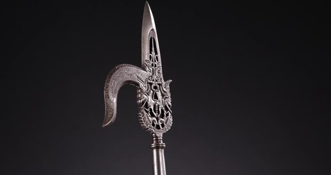 Detailaufnahme einer alten historischen Schmiedekunst Waffe Werkzeug zur Dressur Domestikation eines Elefanten S&auml;ugetiers vor schwarzem Hintergrund