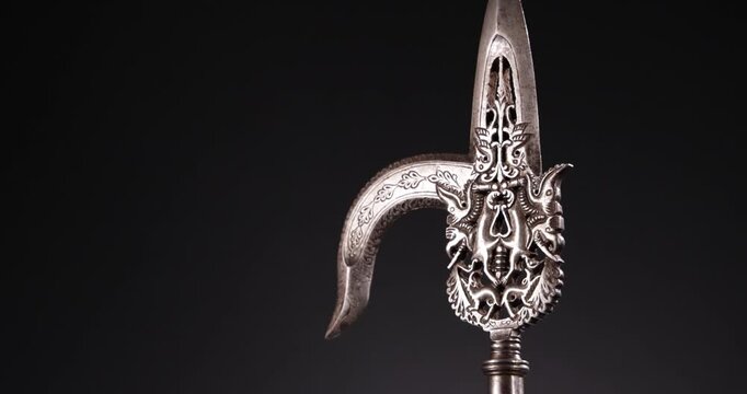 Detailaufnahme einer alten historischen Schmiedekunst Waffe Werkzeug zur Dressur Domestikation eines Elefanten S&auml;ugetiers vor schwarzem Hintergrund