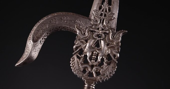 Detailaufnahme einer alten historischen Schmiedekunst Waffe Werkzeug zur Dressur Domestikation eines Elefanten S&auml;ugetiers vor schwarzem Hintergrund