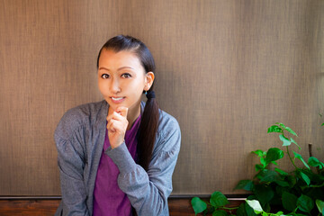 話を聞く女性