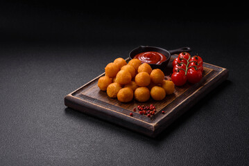 Cheese or potato balls breaded with salt, spices and herbs