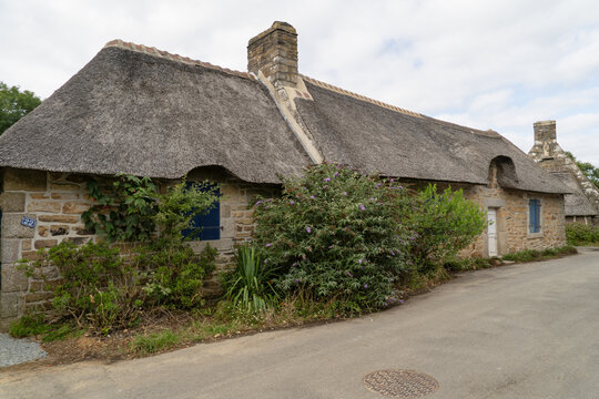 Les chaumi&egrave;res de K&eacute;rasco&euml;t en &eacute;t&eacute;, avec leurs toits de chaume , &eacute;voquent une ambiance romantique et bucolique.