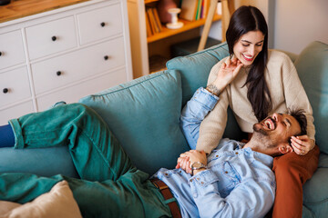 Obraz premium Loving couple relaxing and cuddling at home