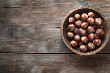 Obraz premium Hazelnut in a Wooden Bowl on a Rustic Wooden Table