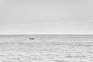 Obraz premium Hi key photo with a small boat on the Pacific Ocean.