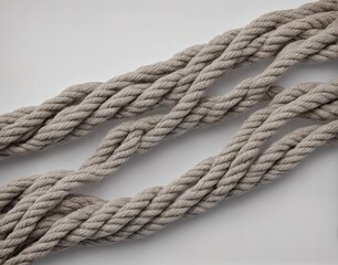Geflochtenes helles Seil in einer kunstvollen Schlaufe auf weißem Hintergrund, zeigt die Schlichtheit und Vielseitigkeit des Materials