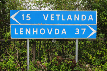 Signpost with direction anddistances to the towns Vetlanda and Lenhovda.