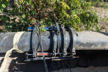 Industrial device machine for welding plastic pipes with heating plates.