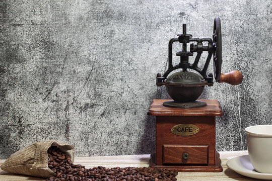 granos de cafe sobre mesa  antiguedad vintage moler grano