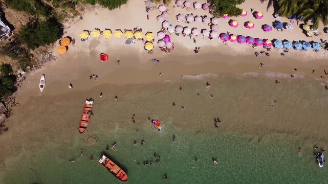 Personas ba&ntilde;andose en las Playas del Caribe de la Guaira en Venezuela Chuspa.