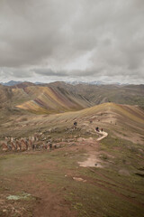 paisaje en sendero de montaña de siete colores Palcoyo en Cusco Peru