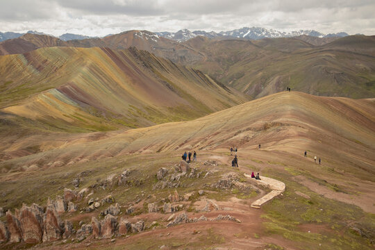 paisaje en sendero de monta&ntilde;a de siete colores Palcoyo en Cusco Peru