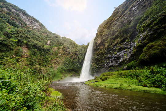 Cascada C&oacute;ndor Machay, Ecuador