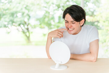 ホワイトニング・歯並び・歯列矯正・歯が気になる若い男性（歯痛）

