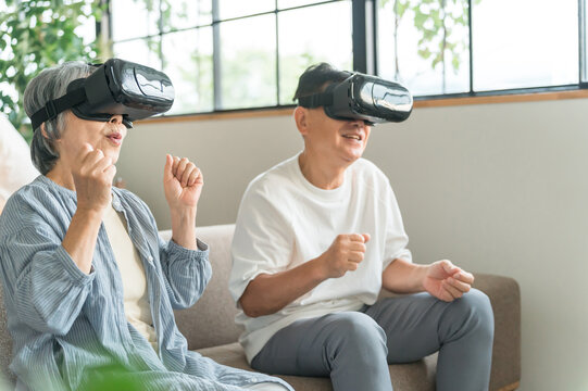 VRゴーグルをつけてバーチャルリアリティ・メタバースを体験するシニア世代の夫婦