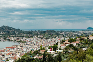 Obraz premium Panoramic view of the capital of Zakynthos on a gloomy day.