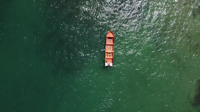 lancha en el mar caribe venezolano de la guaira en playa mono manso de chuspa