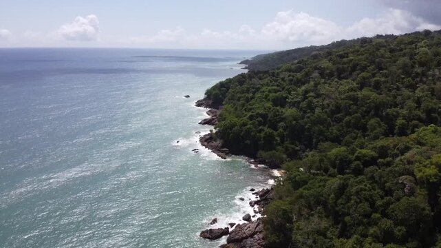 dron del caribe venezolano en playa mono manso en chuspa la guaira venezuela
