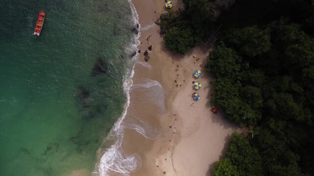Las olas en la area de playa mono manso en chuspa venezuela