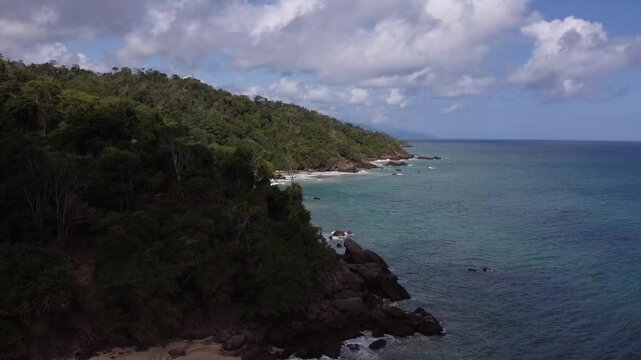 Paisajes de la Costa de la guaira en playa mono manso de chuspa.