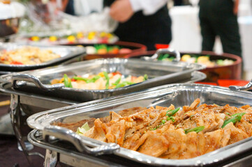 立食パーティーで提供されている美味しそうなオードブル