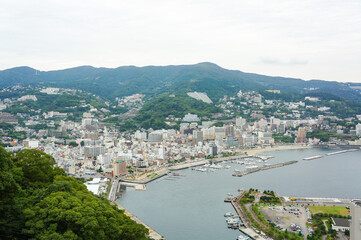 温泉地で有名な熱海の港町の風景を高台から撮影した様子