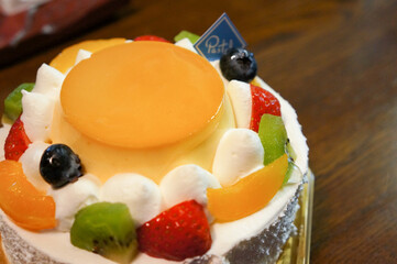 Fototapeta premium たくさんの種類のフルーツとプリンがのった珍しいケーキ