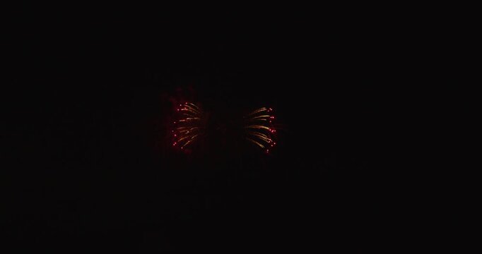 日本の打ち上げ花火は美しいですね。夏の夜空に咲く花火は、日本の伝統的な祭りやイベントで欠かせないものです。打ち上げ花火大会では、色とりどりの花火が次々と打ち上げられ、その美しい光と音に多くの人々が魅了されます。日本の打ち上げ花火は、季節感や風情を感じさせる素晴らしい文化の一つです。