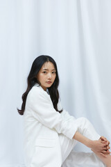 白いジャケットを着た若い女性のポートレート