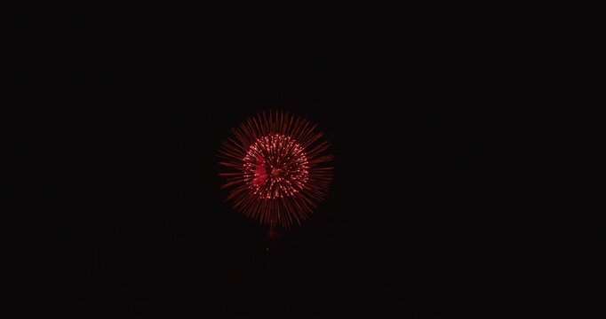 日本の打ち上げ花火は美しいですね。夏の夜空に咲く花火は、日本の伝統的な祭りやイベントで欠かせないものです。打ち上げ花火大会では、色とりどりの花火が次々と打ち上げられ、その美しい光と音に多くの人々が魅了されます。日本の打ち上げ花火は、季節感や風情を感じさせる素晴らしい文化の一つです。