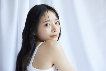 白いジャケットを着た若い女性のポートレート