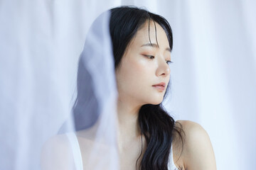 白いジャケットを着た若い女性のポートレート