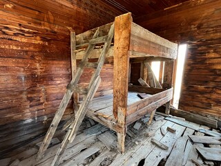 Obraz premium Bunk bed in a log cabin 