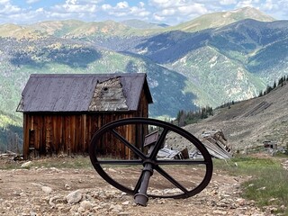 Fototapeta premium Log cabin on a mountain 